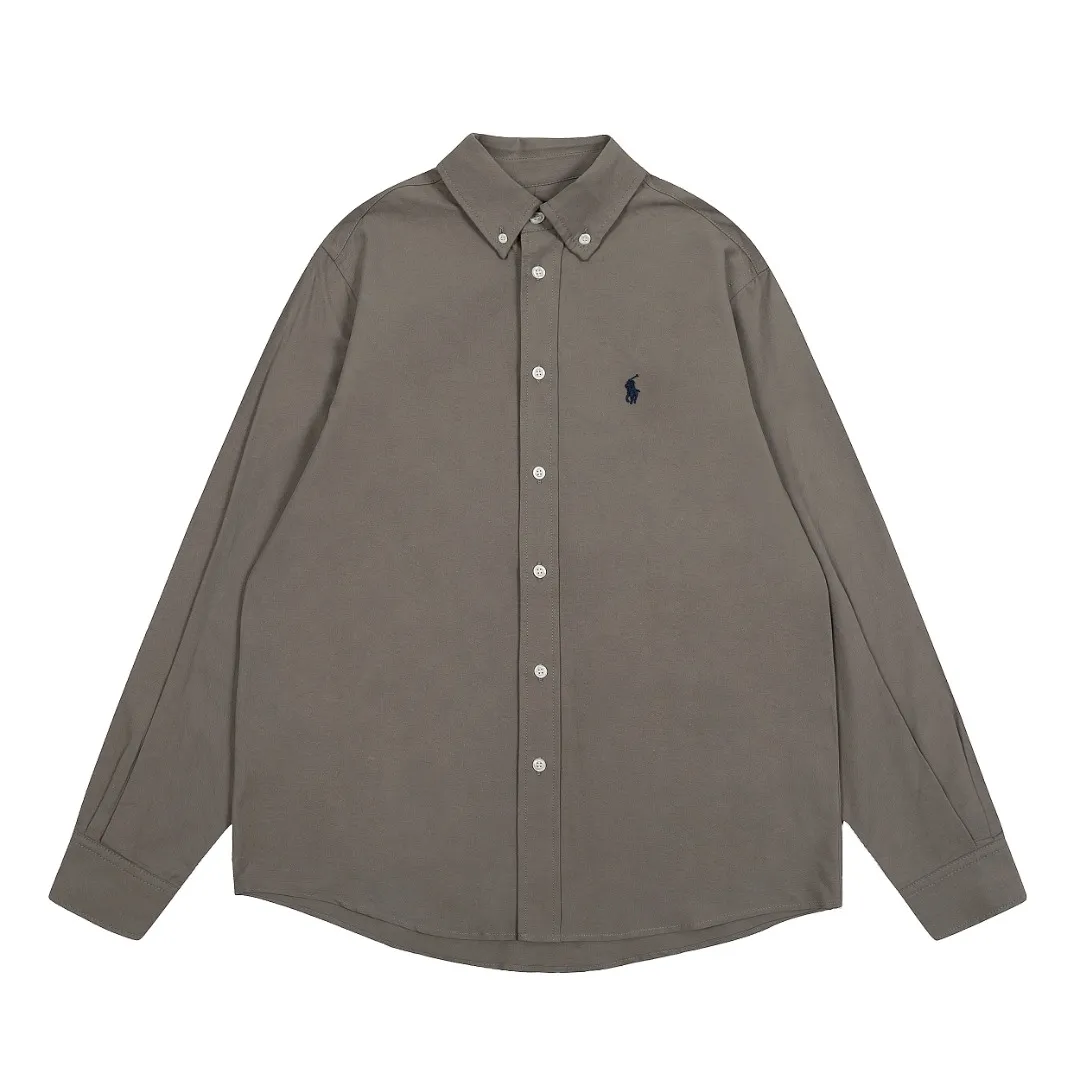 P250 💰 "Top quality" Style number: 8086# [Ralph Lauren classic basic basic all-season versatile shirt long sleeves] ✅Ralph Lauren classic Oxford spun old money style unisex couple shirt long sleeves ✅Top ceiling quality ZP original development. You can compare the actual product with the market version at will. ✅Using original custom-woven and dyed pure cotton Oxford spinning, strong three-dimensional effect, breathable and anti-wrinkle material, comfortable upper body, ✅washing treatment, tight and soft texture. The embroidery is full and exquisite, and the sense of quality is excellent. ✅Simple and versatile, perfect for lazy people. This is the charm of shirts. Basic and classic. ✅The upper body looks much better than the real thing. It can be worn alone or worn in all seasons. It is highly recommended for couples. Size: S-XL Color: Navy blue, white, pink, light blue, khaki, charcoal gray
